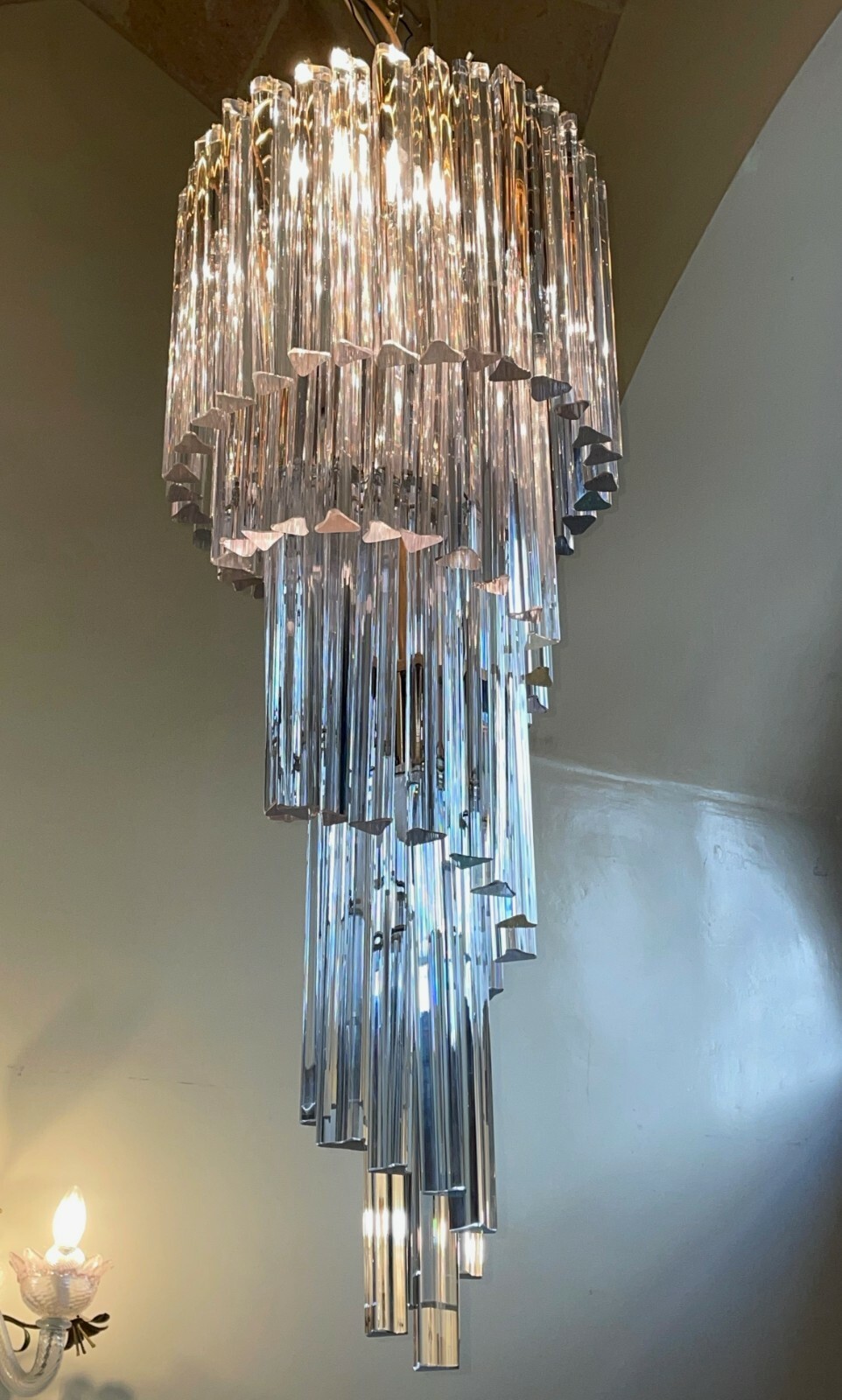Large Murano Glass Spiral Chandelier, 86 Venini Tri-Lobe Lamp