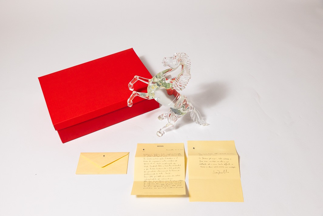 2007 Ferrari Cavallino Large Murano Glass Prancing Horse Christmas Gift Set with 2007 Ferrari Cavallino Large Murano Glass Prancing Horse Christmas Gift Set with