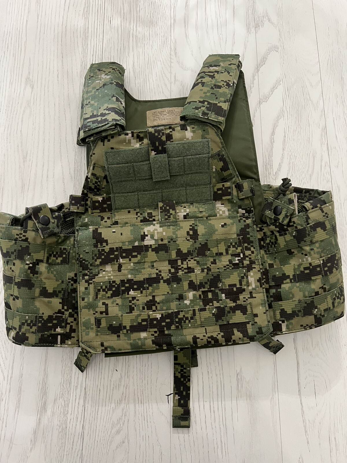 LBT-6094A Gen II AOR2 Plate Carrier Medium DEVGRU SEALs LBT-6094A Gen II AOR2 Plate Carrier Medium DEVGRU SEALs