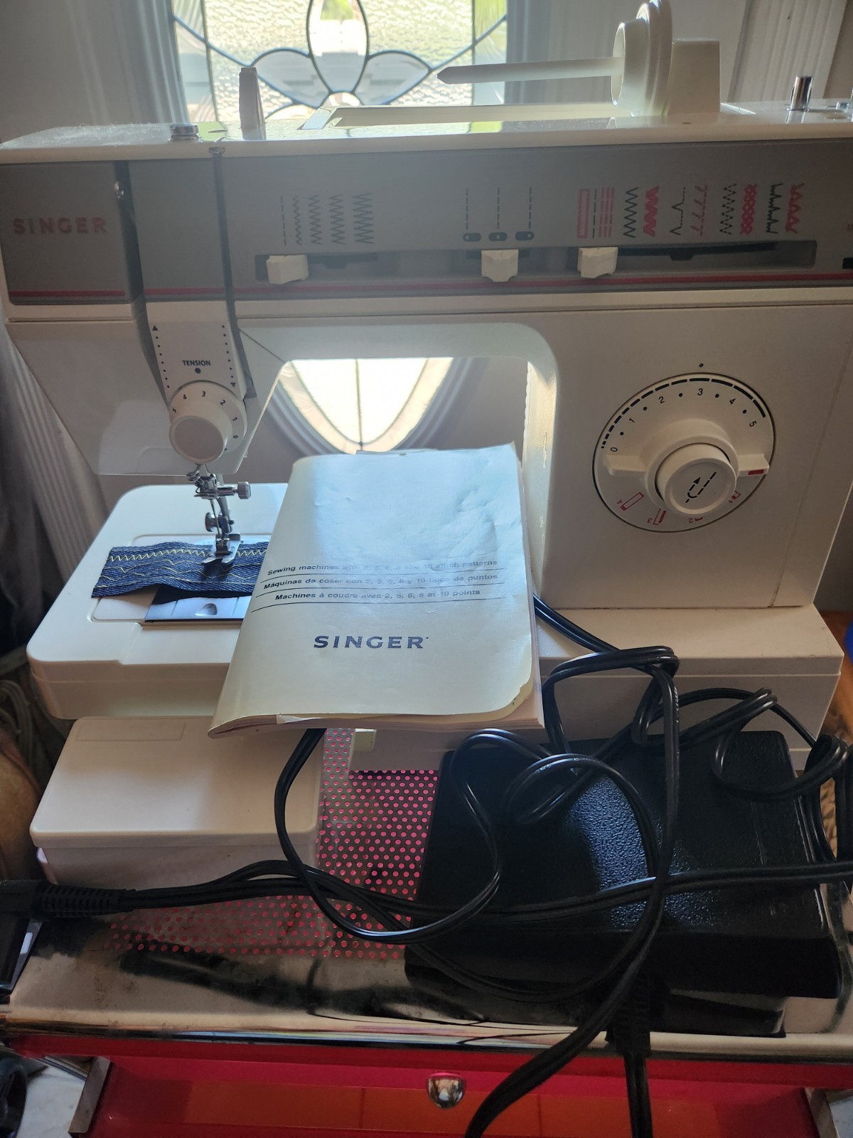 singer sewing machine 4522c - recently  serviced-great machine w/accessories