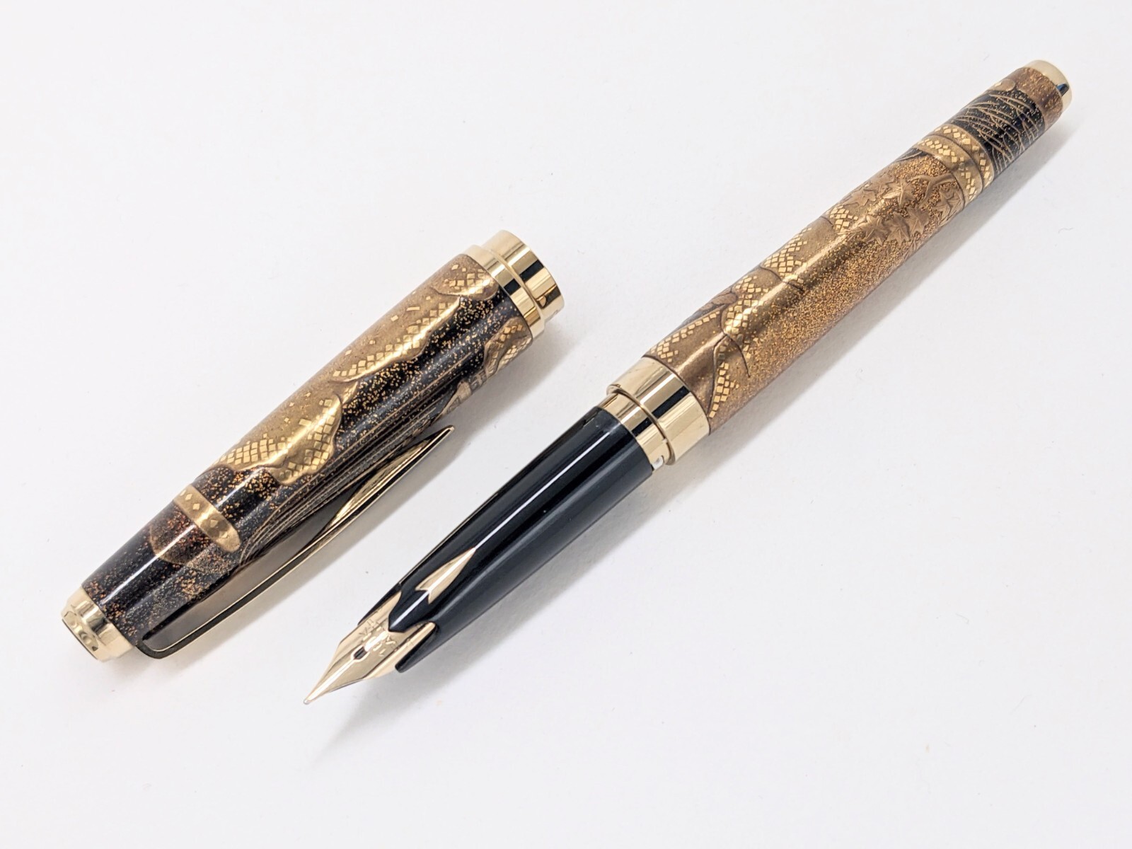 Sailor Fountain Pen '80s Wooden scroll, ebony, Kaga Takamakie, 18K M Sailor Fountain Pen '80s Wooden scroll, ebony, Kaga Takamakie, 18K M