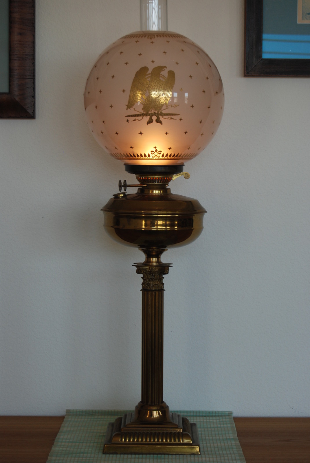 ANTIQUE OLD OIL KEROSENE GWTW GLASS EAGLE GOLD SHADE IMPIRE FEDERAL BANQUET LAMP ANTIQUE OLD OIL KEROSENE GWTW GLASS EAGLE GOLD SHADE IMPIRE FEDERAL BANQUET LAMP