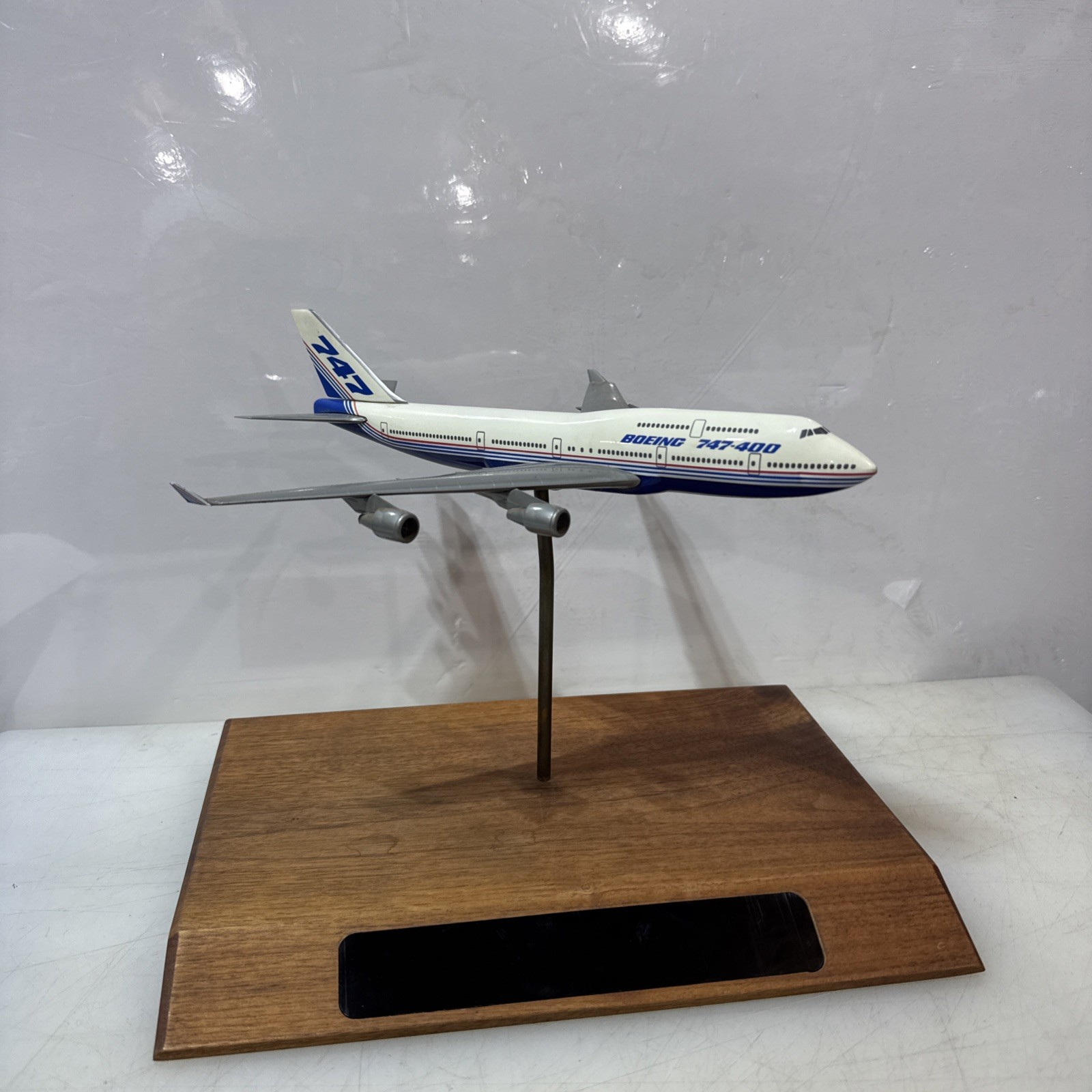 BOEING 747-400 , Scale 1:200 ~ Vintage Manager Desktop Model 