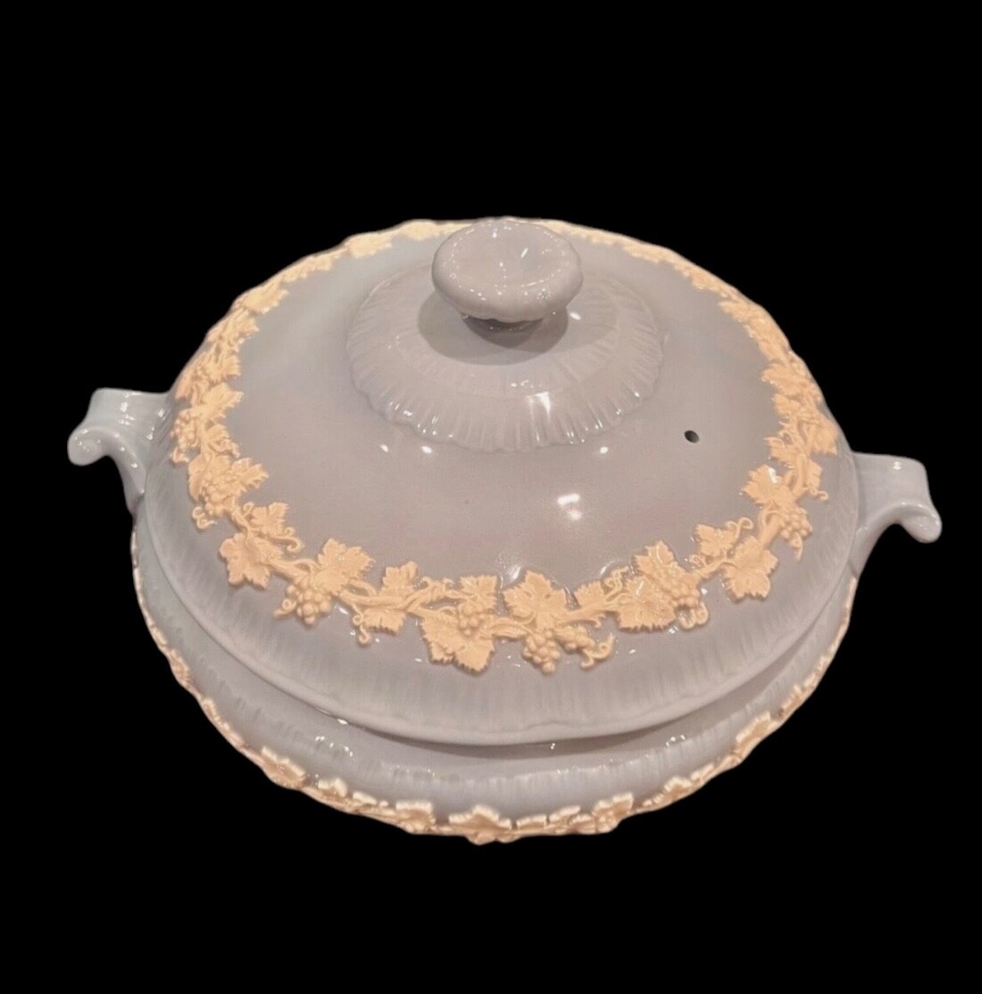 1950s Wedgewood of Etruria & Barlaston England Queensware Dinnerware Set 1950s Wedgewood of Etruria & Barlaston England Queensware Dinnerware Set