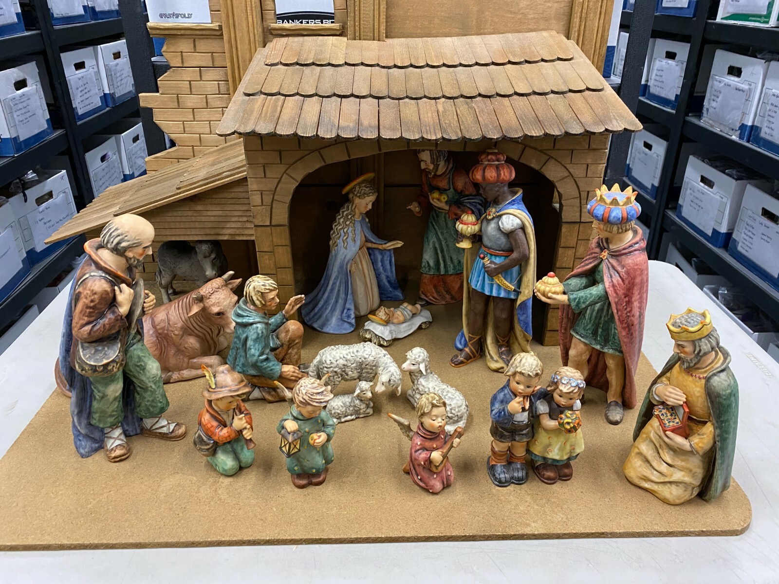 Goebel Hummel Nativity 17 pcs Including Stable, 260 Jumbo Size Figurines, 1968 Goebel Hummel Nativity 17 pcs Including Stable, 260 Jumbo Size Figurines, 1968
