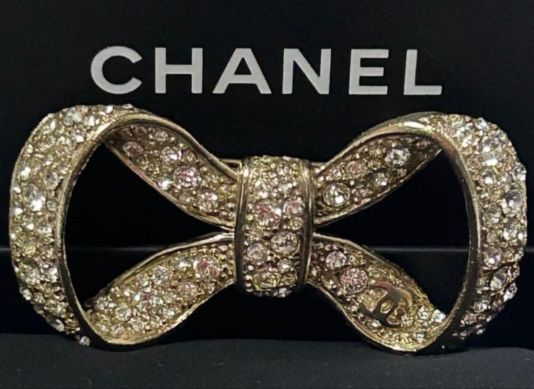 Chanel B12P Ribbon Rhinestone Gold Brooch 3x6cm Used Chanel B12P Ribbon Rhinestone Gold Brooch 3x6cm Used