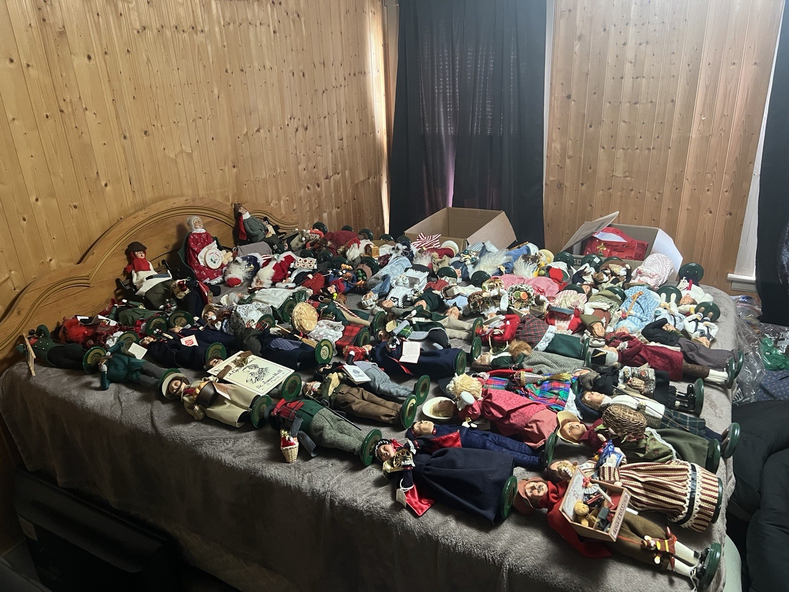 LARGE COLLECTION OF BYERS’ CHOICE CAROLERS: 125+ DOLLS LARGE COLLECTION OF BYERS’ CHOICE CAROLERS: 125+ DOLLS