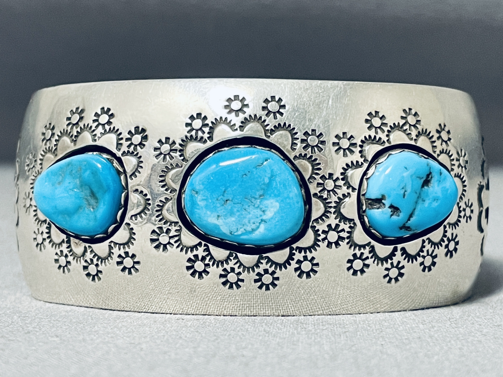 IMPORTANT WILFORD BEGAY VINTAGE NAVAJO TURQUOISE STERLING SILVER BRACELET