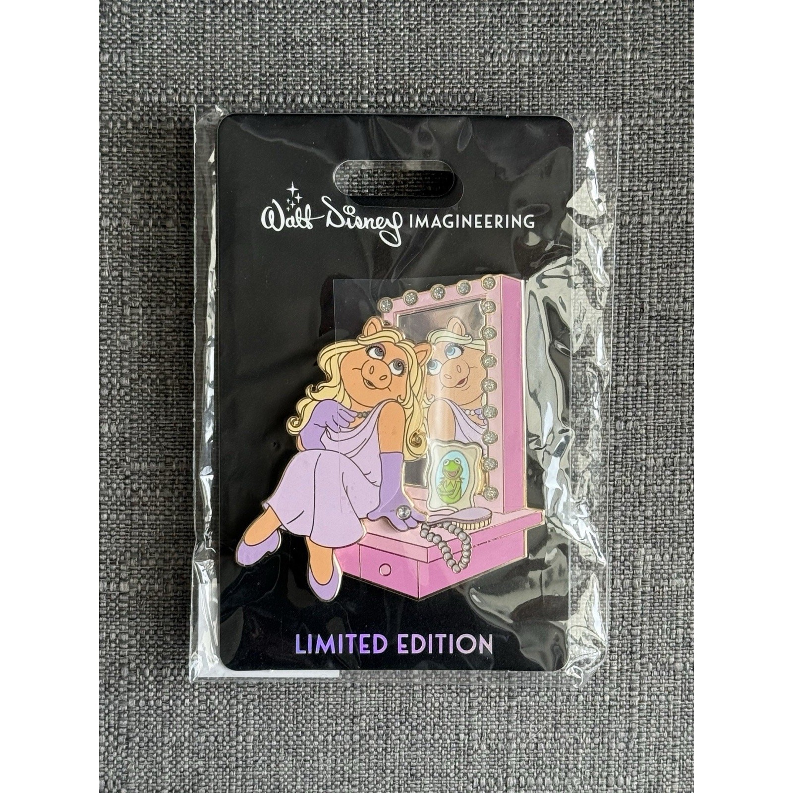 WDI MOG Vanity Series Muppets Miss Piggy LE 300 Disney Pin WDI MOG Vanity Series Muppets Miss Piggy LE 300 Disney Pin