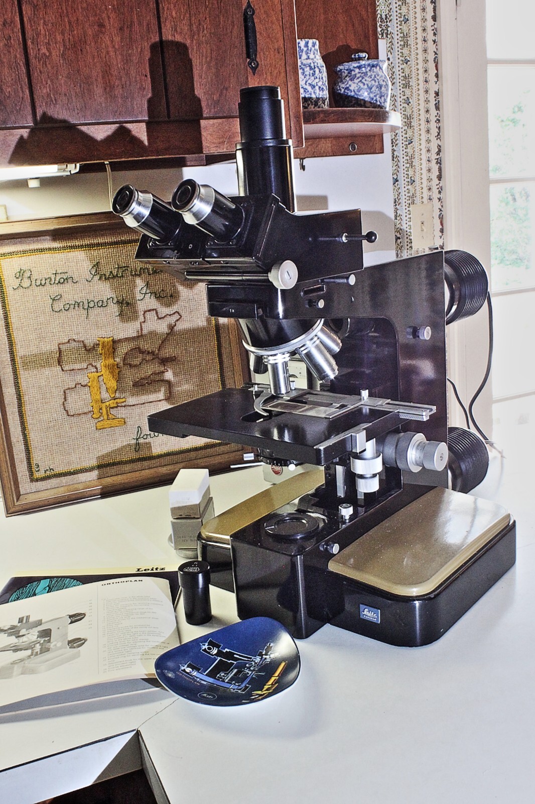 E. LEITZ ORTHOPLAN BLACK MICROSCOPE - ONE OF ONLY 50 MADE FOR USA MARKET - USER E. LEITZ ORTHOPLAN BLACK MICROSCOPE - ONE OF ONLY 50 MADE FOR USA MARKET - USER