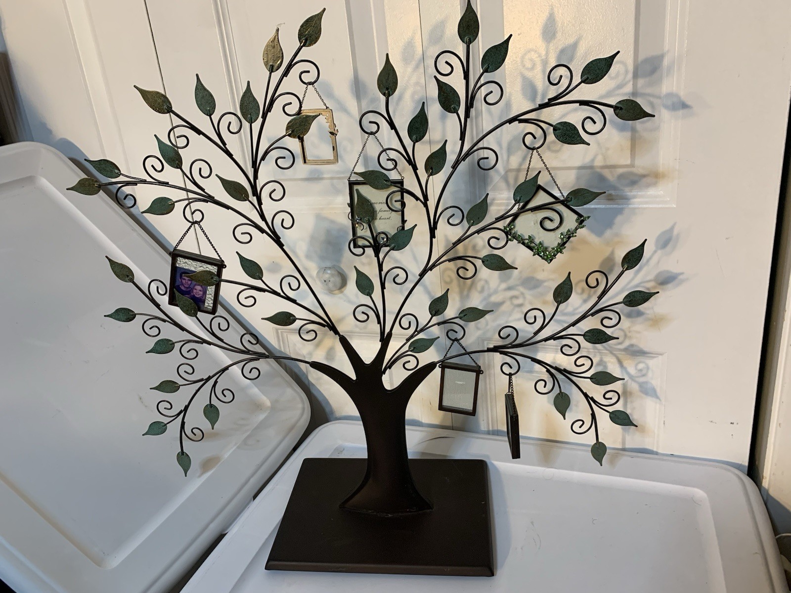 HALLMARK 2002 FAMILY TREE WITH FRAMES 23” X 22”