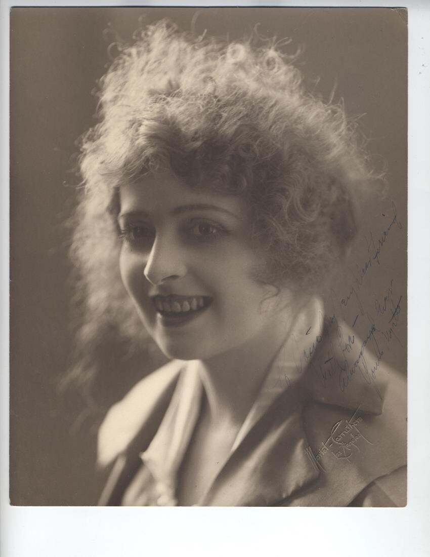 SCARCE MYRTLE GONZALEZ SIGNED PHOTO MEXICAN AMERICAN ACTRESS DIED YOUNG 27 YEARS SCARCE MYRTLE GONZALEZ SIGNED PHOTO MEXICAN AMERICAN ACTRESS DIED YOUNG 27 YEARS