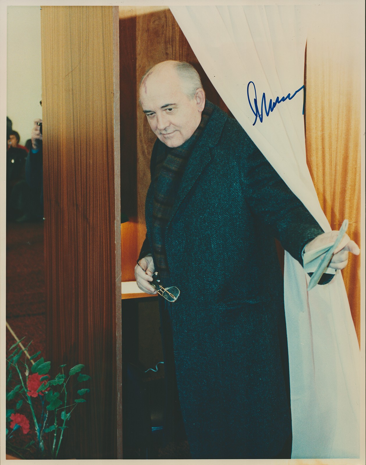 MIKHAIL S. GORBACHEV (RUSSIA) - AUTOGRAPHED SIGNED PHOTOGRAPH CIRCA 1992 MIKHAIL S. GORBACHEV (RUSSIA) - AUTOGRAPHED SIGNED PHOTOGRAPH CIRCA 1992