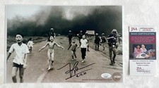 Kim Phuc Signed Napalm Girl Terror of War Pulitzer Prize Vietnam War Photo (JSA) picture