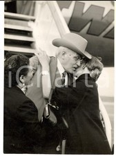 1953 MILAN MALPENSA Arturo TOSCANINI welcomed by his nephew Emanuela *Photo picture