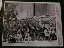 1961 GDR SOLDIERS BEGIN BLOCKADE OF EAST WEST BERLIN GERMANY WALL CONSTRUCTION  picture