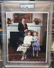 Bill Hillary & Chelsea Clinton Auto Signed 8x10 Photo PSA/DNA Auth. Encapsulated picture