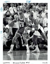 TYPE 1: 1991 Press Photo Los Angeles Lakers Magic Johnson .vs. Clyde Drexler picture