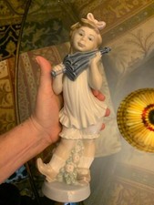 VINTAGE BEAUTIFUL LLARDO LITTLE GIRL WITH BOW & UMBRELLA FIGURE & picture