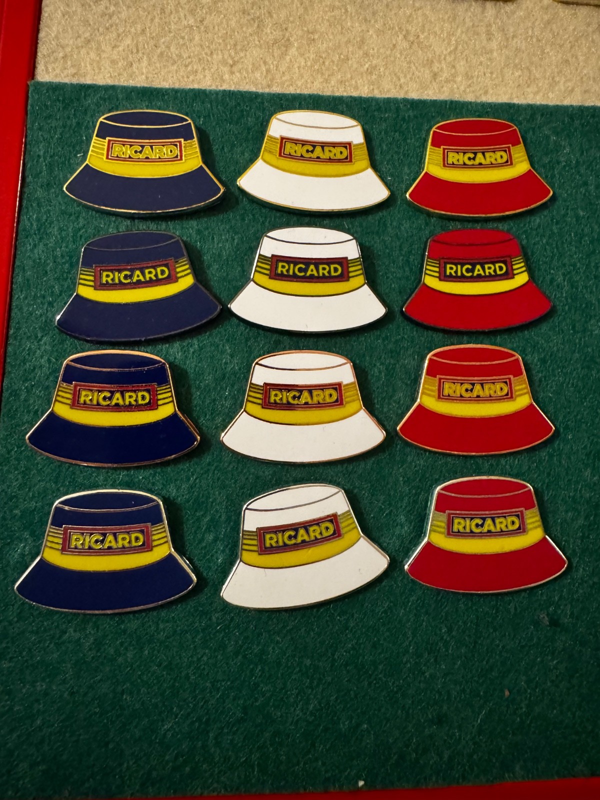 12 Pin's Ricard Bob Blue White Red 12 Pin's Ricard Bob Blue White Red