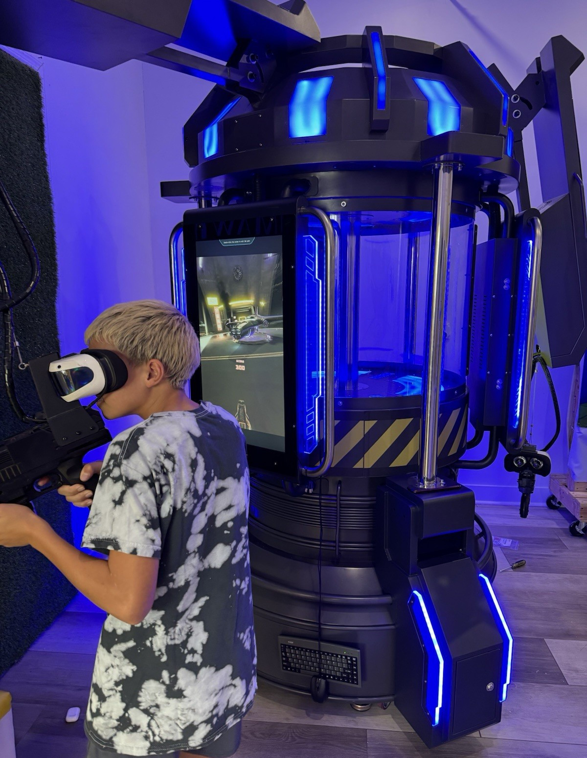 Upright Video Arcade Machine Cabinet w/ Screen, VR 3 Headset & Blue LED Lighting