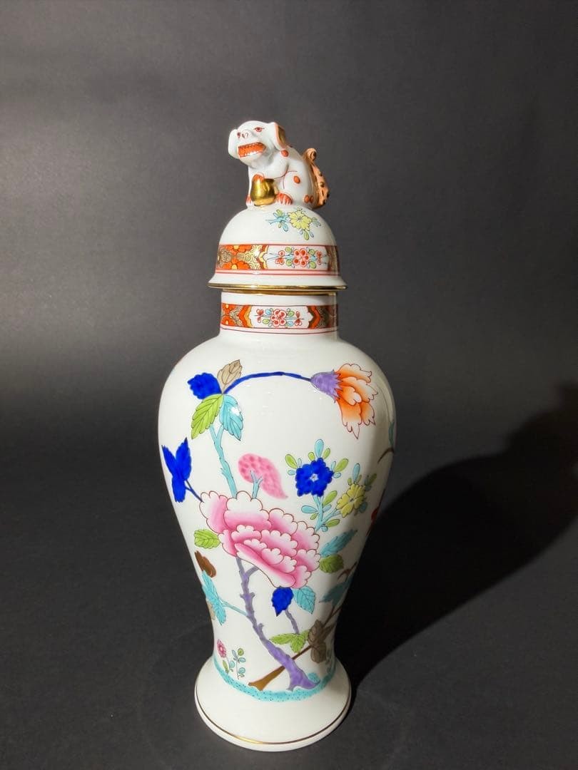 Herend Decorative Vase, Chinoiserie, Lion Picking, Flower Pattern, Gold Color,