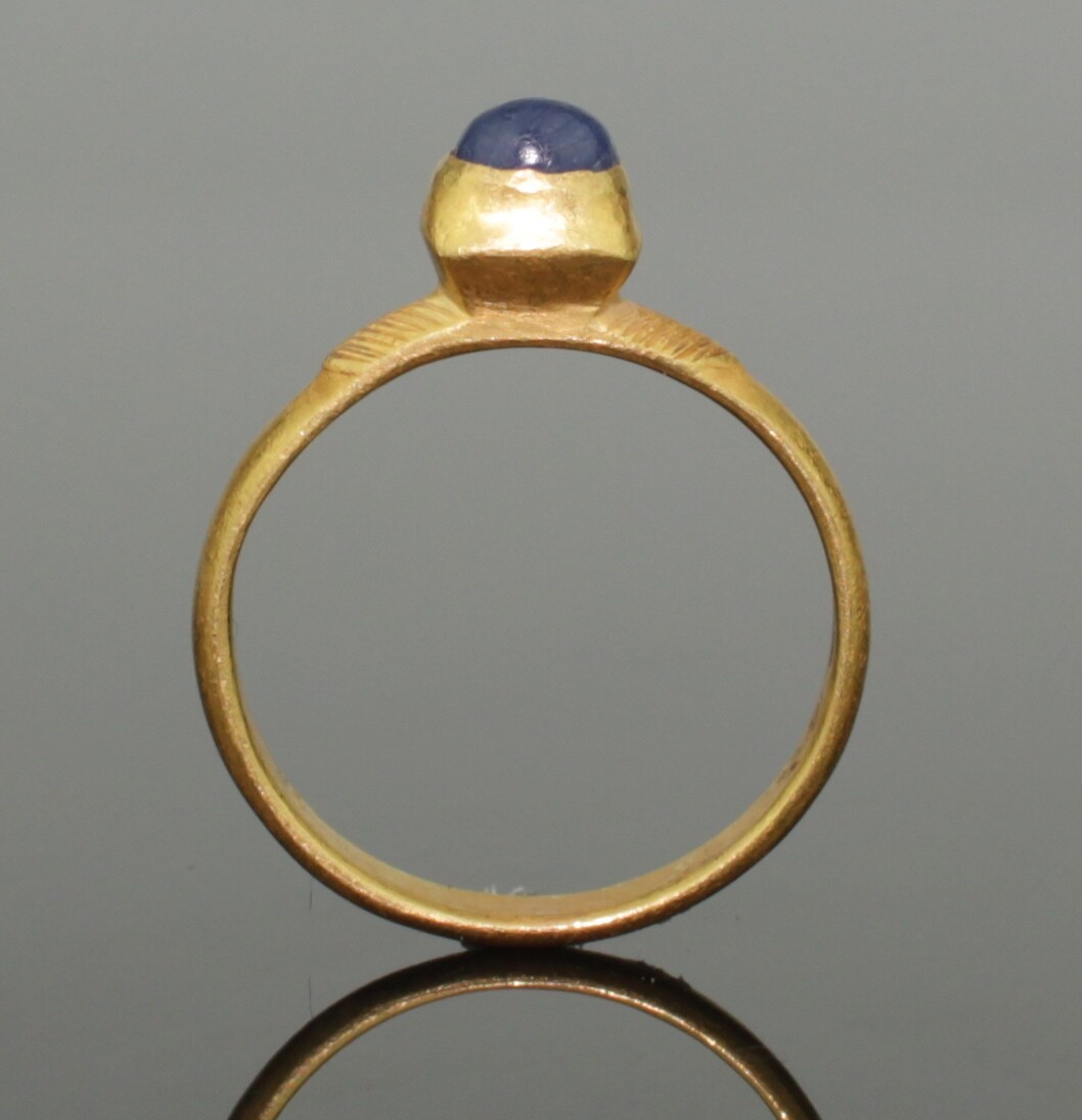 BEAUTIFUL MEDIEVAL GOLD & SAPPHIRE RING - CIRCA 14th-15th Century AD (0992) BEAUTIFUL MEDIEVAL GOLD & SAPPHIRE RING - CIRCA 14th-15th Century AD (0992)