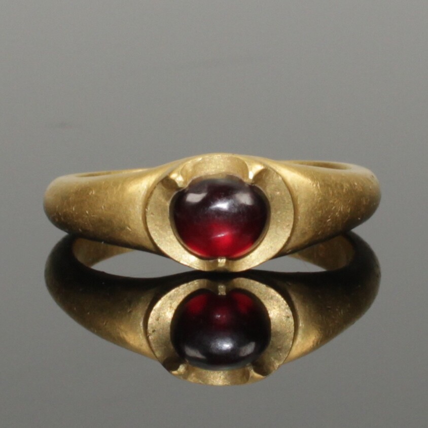 BEAUTIFUL MEDIEVAL GOLD & GARNET RING - CIRCA 13th-14th Century AD (3354) BEAUTIFUL MEDIEVAL GOLD & GARNET RING - CIRCA 13th-14th Century AD (3354)