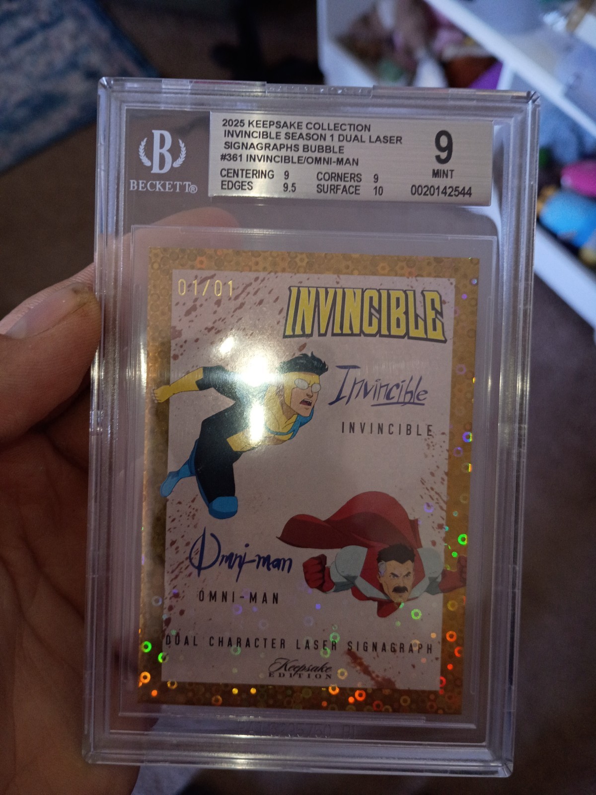 (Only In Existence) 1/1 Invincible and Omni-Man Dual Signature Gold Bubble Foil (Only In Existence) 1/1 Invincible and Omni-Man Dual Signature Gold Bubble Foil